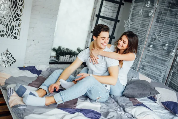 Happy Par Koppla Sängen Morgonen Selektiv Fokus — Stockfoto