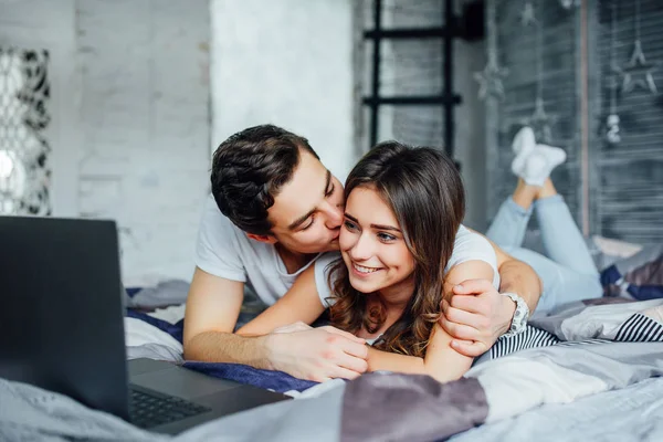 Atractiva Pareja Sofá Sala Estar Disfrutando Usar Ordenador Portátil — Foto de Stock