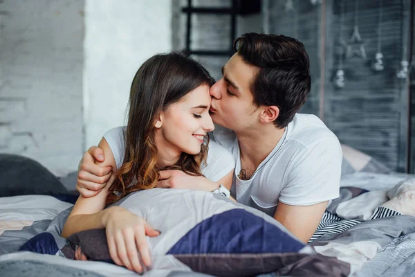 Joven Pareja Atractiva Teniendo Tiempo Romántico Cama Casa — Foto de Stock