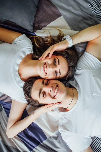 Unga Attraktiva Par Med Romantisk Tid Sängen Hemma — Stockfoto