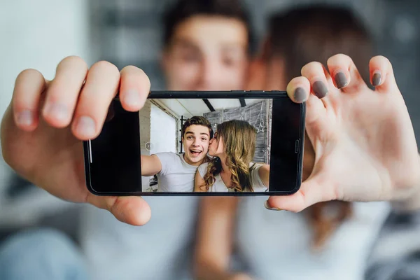 Gelukkig Paar Maken Selfie Slaapkamer Selectieve Focus — Stockfoto