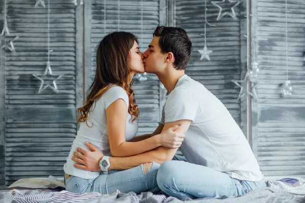 Junges Schönes Paar Küsst Sich Hause Bett Fokus Auf Den — Stockfoto