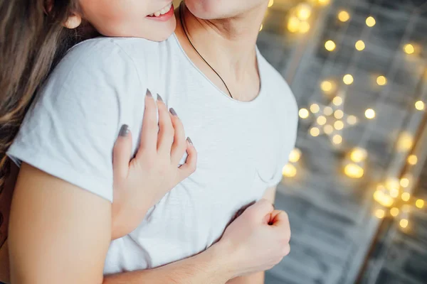 Par Romantisk Kramas Sängen Fokus Förgrunden — Stockfoto