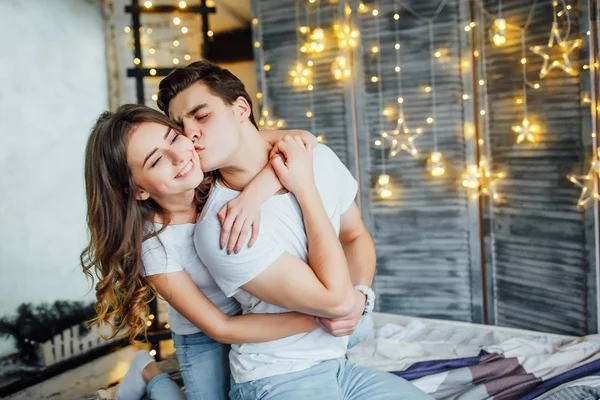 Unga Attraktiva Par Med Romantisk Tid Sängen Hemma — Stockfoto