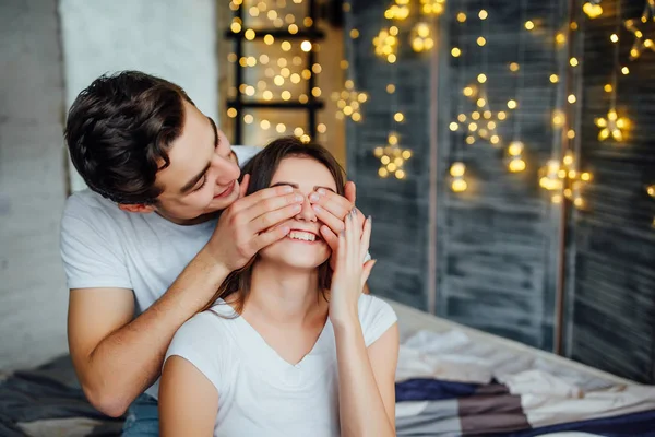 Joven Abrazando Cerrando Los Ojos Novia Para Hacer Sorpresa — Foto de Stock