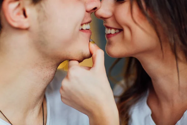 Jovem Casal Romântico Beijando Gostando Companhia Outro Casa — Fotografia de Stock