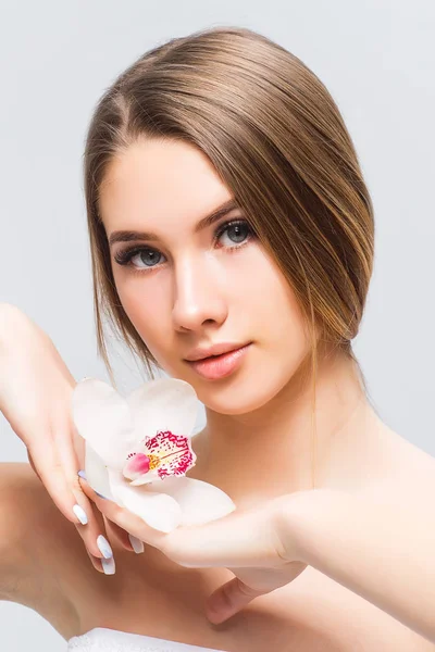Rosto Beleza Jovem Com Flor Lírio Isolada Fundo Branco — Fotografia de Stock