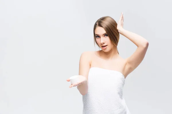 Bellezza Ritratto Donna Con Crema Mani Isolate Sfondo Bianco — Foto Stock