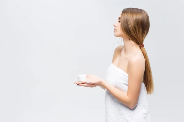 Retrato Beleza Mulher Com Creme Mãos Isoladas Fundo Branco — Fotografia de Stock