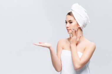 Beyaz arka planda pürüzsüz cildi izole kadın