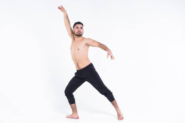 Beyaz arka planda izole genç ve şık modern bale dansı