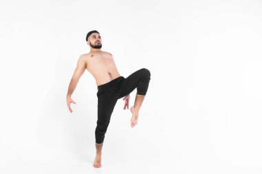 Beyaz arka planda izole genç ve şık modern bale dansı