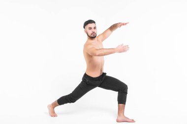 Modern Bale dansçısı beyaz arka planda izole poz