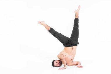 Modern Bale dansçısı beyaz arka planda izole poz