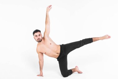 Modern Bale dansçısı beyaz arka planda izole poz