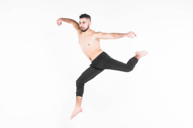 Mükemmel formda atletik Bale dansçısı beyaz arka planda izole performans