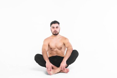 Mükemmel formda atletik Bale dansçısı beyaz arka planda izole performans