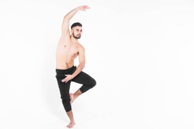 Mükemmel formda atletik Bale dansçısı beyaz arka planda izole performans