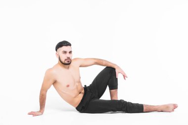 Beyaz arka planda izole siyah pantolon giyiyor, kamera poz yakışıklı adam