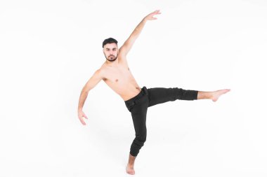 Beyaz arka planda izole siyah pantolon giyiyor, kamera poz yakışıklı adam