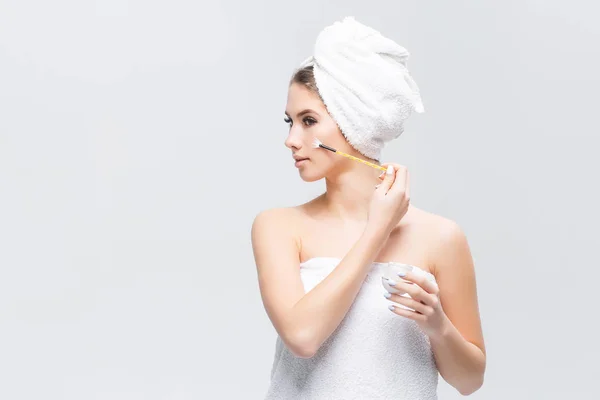 Žena Která Používá Krém Obličeji Izolovaný Bílém Pozadí — Stock fotografie