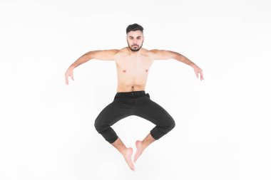 Genç adam beyaz arka planda izole havada egzersiz yapıyor