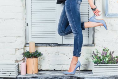 Stüdyo arka planda kadın bacaklar üzerinde mavi ayakkabılar