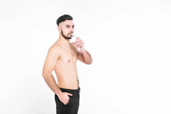 白い背景に分離された水のボトルを持っている若い男性 — ストック写真