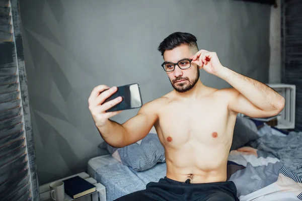 Člověk Dělá Telefonu Smartphone Přitom Brýle — Stock fotografie