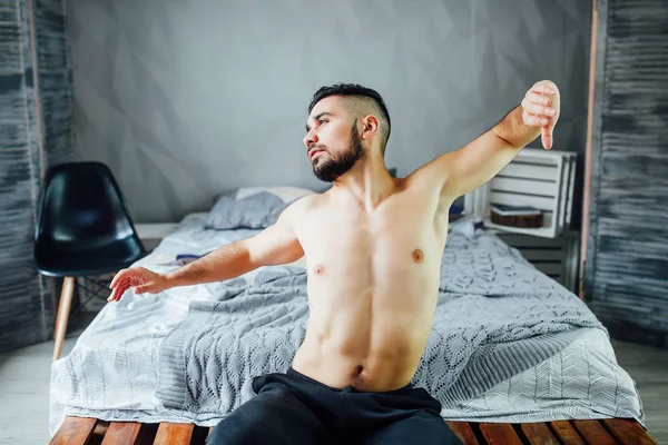 Genç Yakışıklı Adam Odada Sabah Egzersizleri Yapıyor — Stok fotoğraf