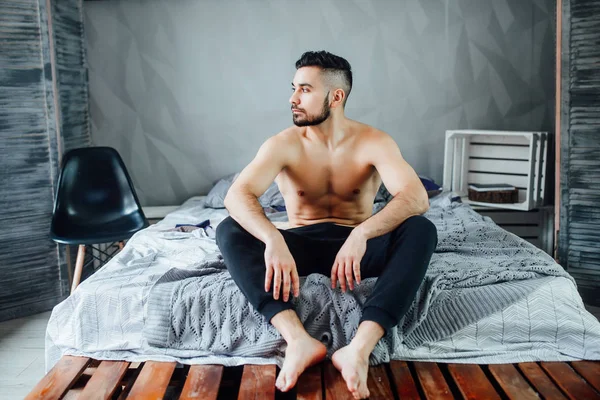 Bonito Homem Descansando Casa Horário Manhã — Fotografia de Stock