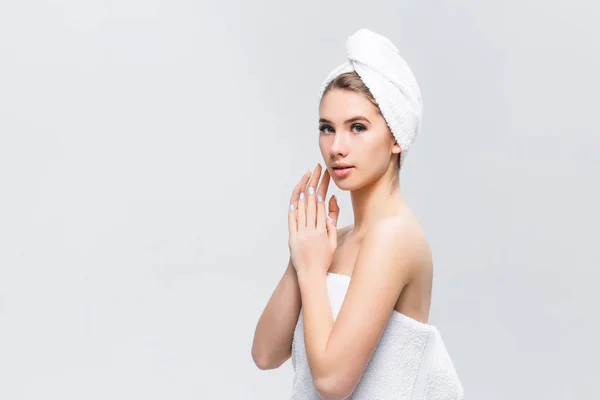 Ritratto Giovane Donna Con Asciugamano Sulla Testa Con Trattamenti Cosmetici — Foto Stock