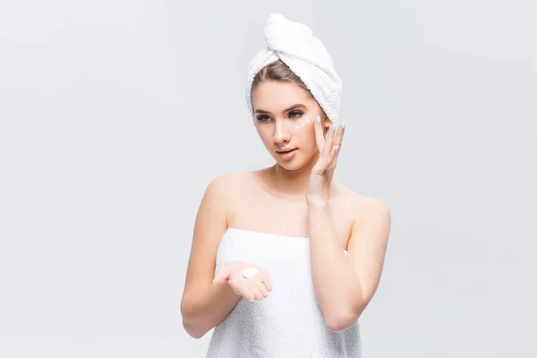 Žena Která Používá Krém Obličeji Izolovaný Bílém Pozadí — Stock fotografie