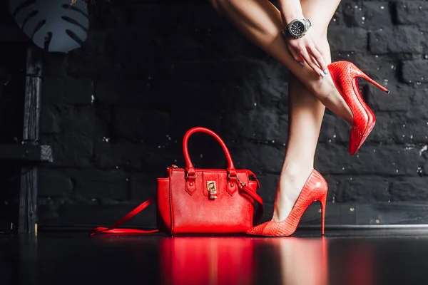 Patas Femeninas Zapatos Rojos Tacón Alto Sobre Fondo Negro — Foto de Stock