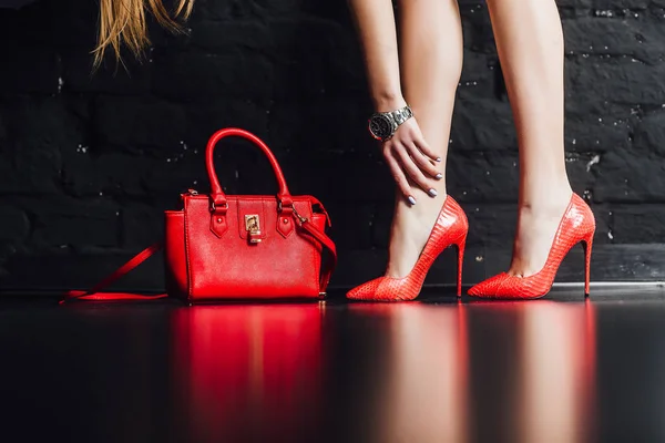 Patas Femeninas Zapatos Rojos Tacón Alto Sobre Fondo Negro — Foto de Stock