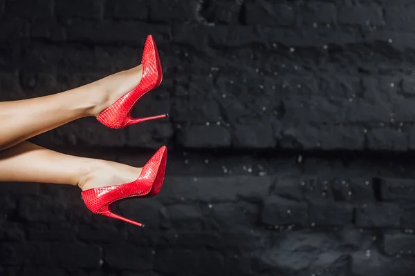 Модная Женщина Длинными Красивыми Ногами Красных Туфлях Черном Фоне — стоковое фото