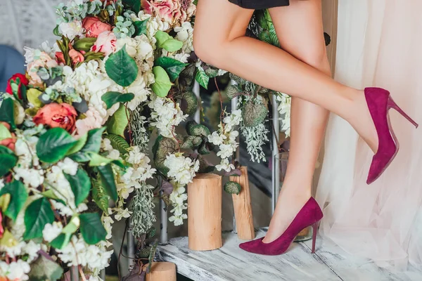 Fondo Verano Con Largas Piernas Delgadas Tacones Altos Flores Silvestres — Foto de Stock