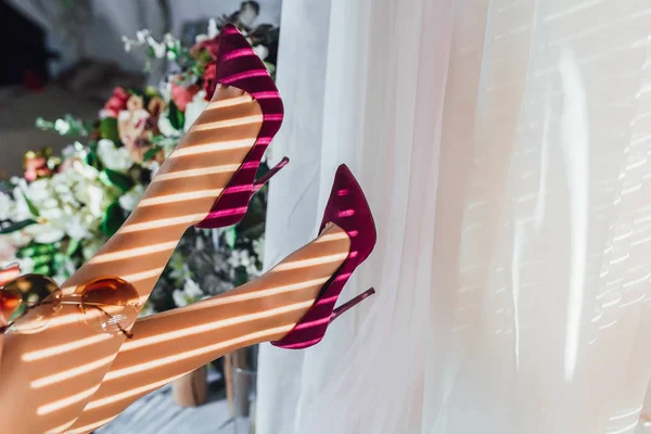 Vrouwelijke Benen Elegante Paarse Schoenen Boeket Van Rozen Het Interieur — Stockfoto