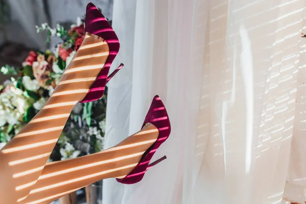 Frauenbeine Eleganten Lila Schuhen Und Ein Strauß Rosen Inneren — Stockfoto