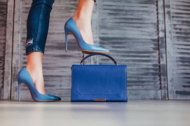 mavi topuklu kadın bacaklar, seçici odak