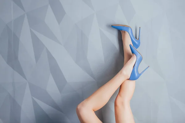 Элегантные Женские Ноги Голубой Обуви Сером Фоне — стоковое фото