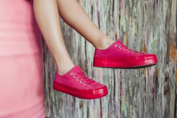 Primer Plano Piernas Femeninas Zapatillas Deporte Color Rosa Fondo Del — Foto de Stock