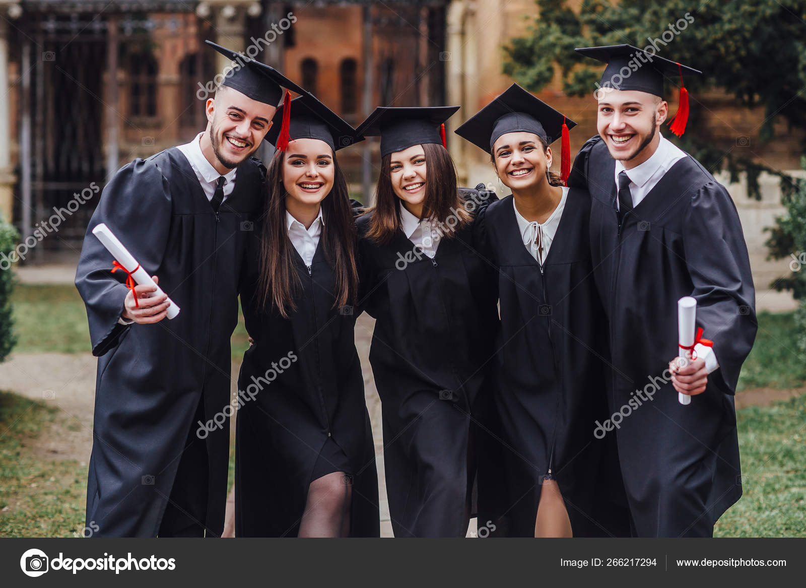 Graduados Universitarios Vestidos Graduación Pie Cerca Unos Otros - Main Image