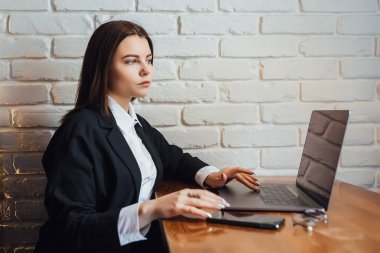 kafede dizüstü bilgisayar kullanan çekici iş kadını, seçici odak