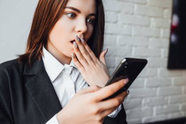 kafede akıllı telefon kullanan iş kadını, ön plana odaklanmak