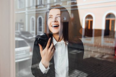 kafede akıllı telefon kullanan iş kadını, seçici odak