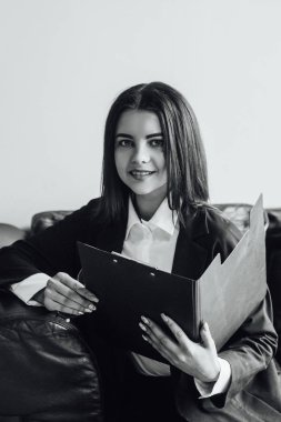 Elinde siyah klasör olan genç iş kadını, seçici odaklı.