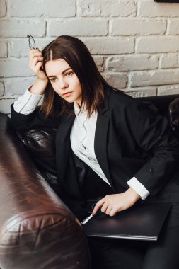 Elinde siyah klasör olan genç iş kadını, seçici odaklı.