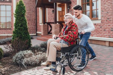 oğlu rehabilitasyon ile baba yardım, ön plana odaklanmak