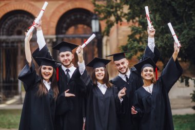 Mezuniyet töreni katılan öğrenci grubu